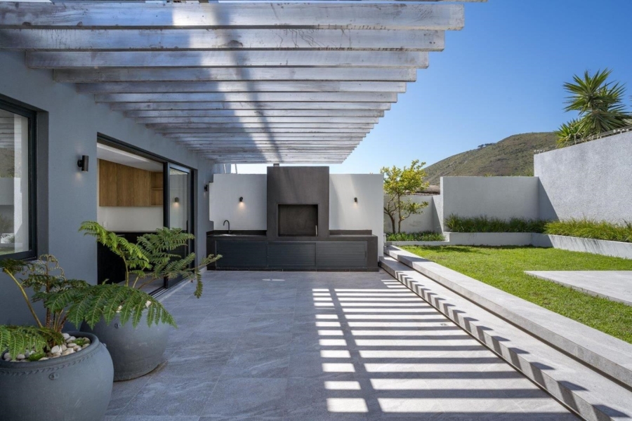 4 Bedroom Property for Sale in Fresnaye Western Cape